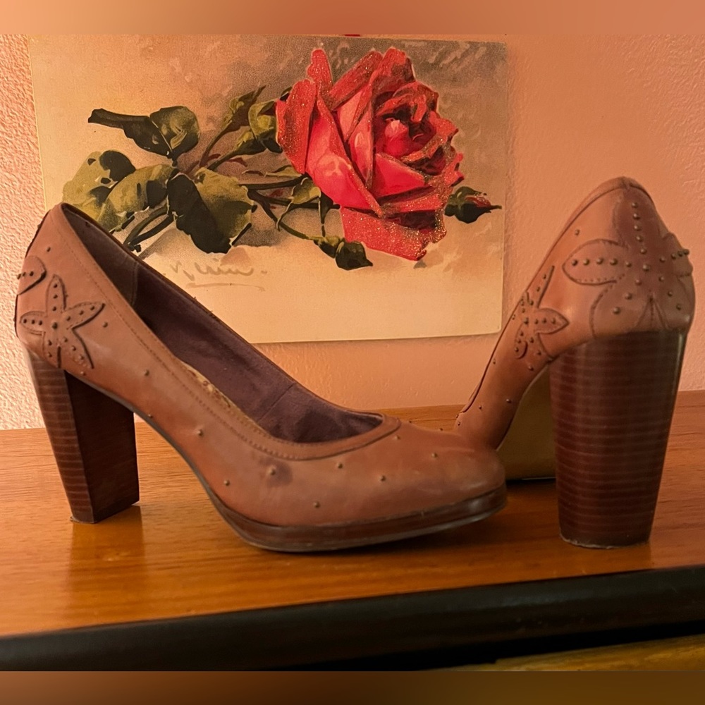 Beautiful and comfy Seychelles mauve leather pumps sz 10 - EUC with small flaw
